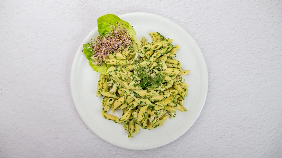 Makaron penne ze szpinakiem w sosie serowym