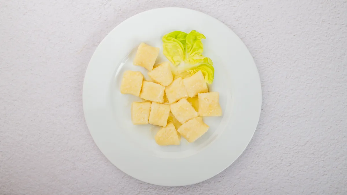 Pierogi leniwe z masełkiem i cukrem