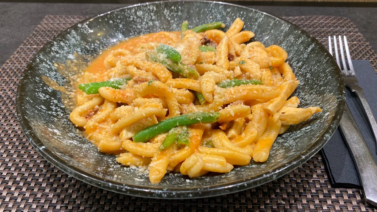 Gorgonzolás lime-os tagliatelle, füstölt lazaccal
