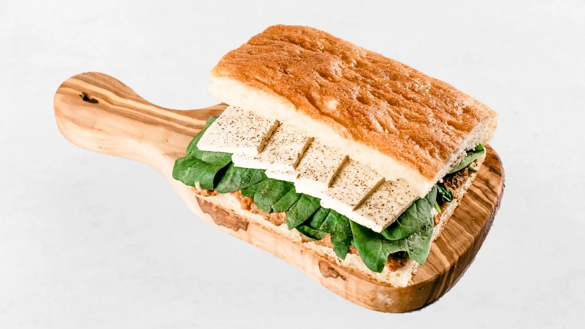 Kamutov tofu-pesto sendvič