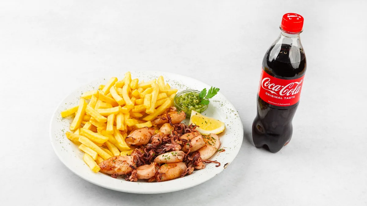 Lignji na žaru in Coca-Cola 0.5 l