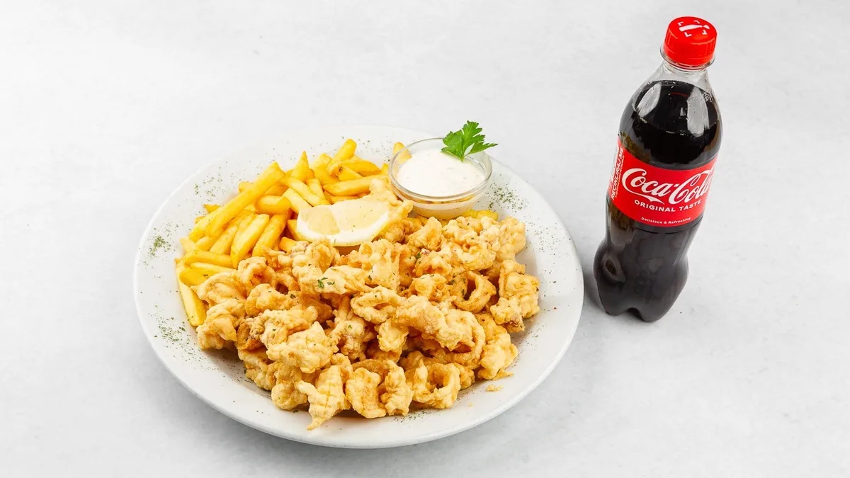 Ocvrti lignji in Coca-Cola 0.5 l