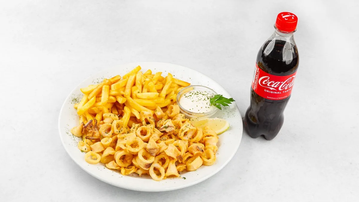Ocvrti lignji po istrsko in Coca-Cola 0.5 l