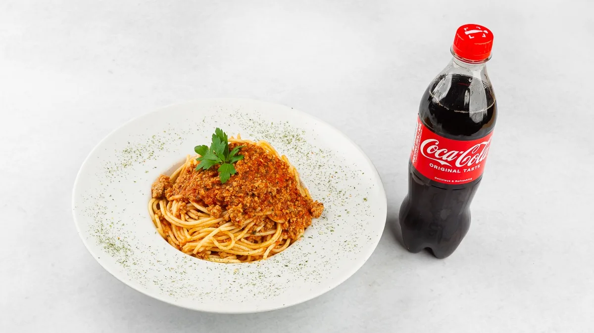 Špageti z bolonjsko omako in Coca-Cola 0.5 l