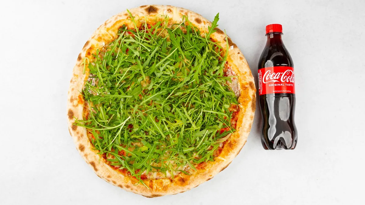Pizza Burja in Coca-Cola 0.5 l