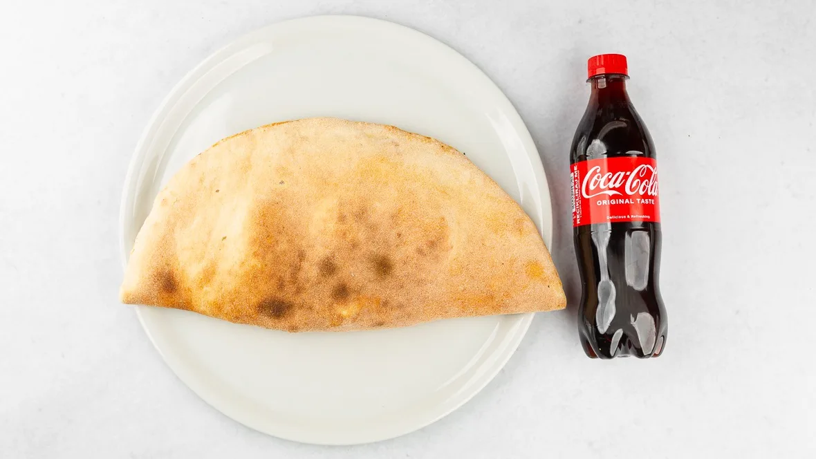 Pizza Calzone in Coca-Cola 0.5 l