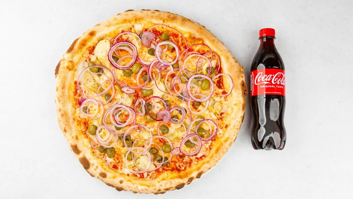 Pizza Capri in Coca-Cola 0.5 l