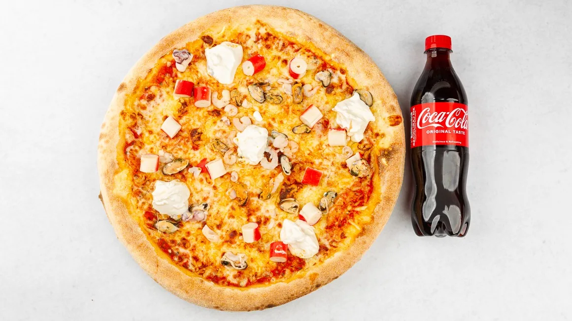 Pizza Fruti di Mare in Coca-Cola 0.5 l