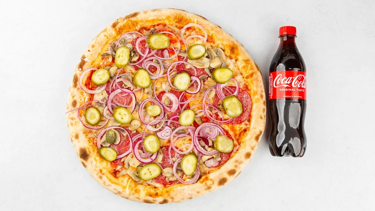 Pizza Gorenjska in Coca-Cola 0.5 l