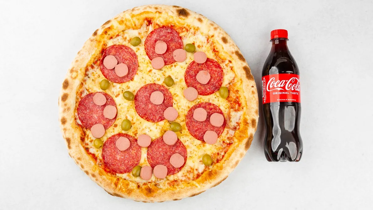 Pizza Grande in Coca-Cola 0.5 l