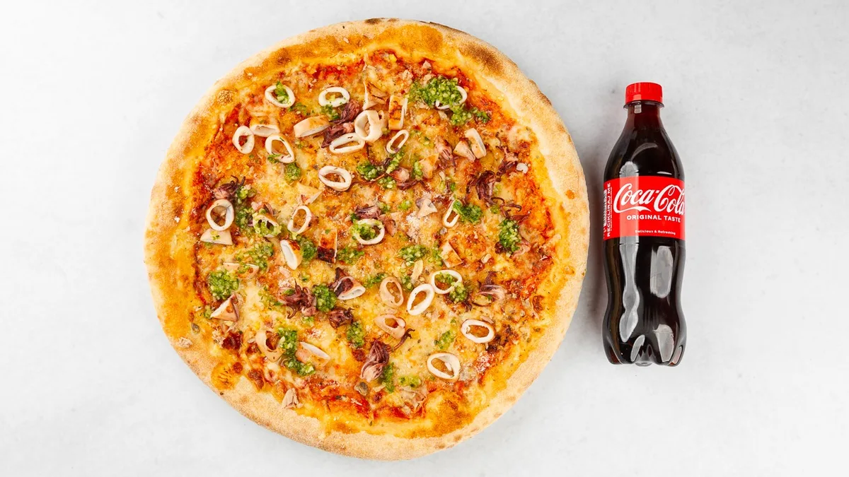Pizza Kalamari in Coca-Cola 0.5 l