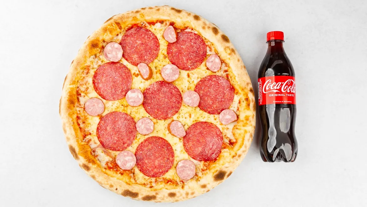 Pizza Kmečka in Coca-Cola 0.5 l