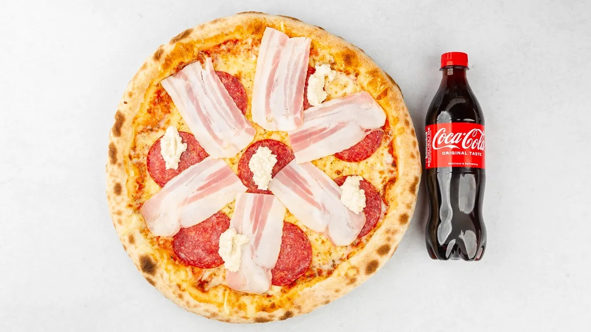 Pizza Kraljeva in Coca-Cola 0.5 l