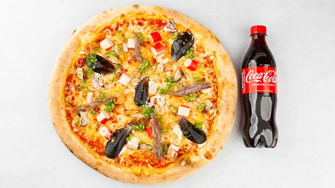 Pizza Morska in Coca-Cola 0.5 l