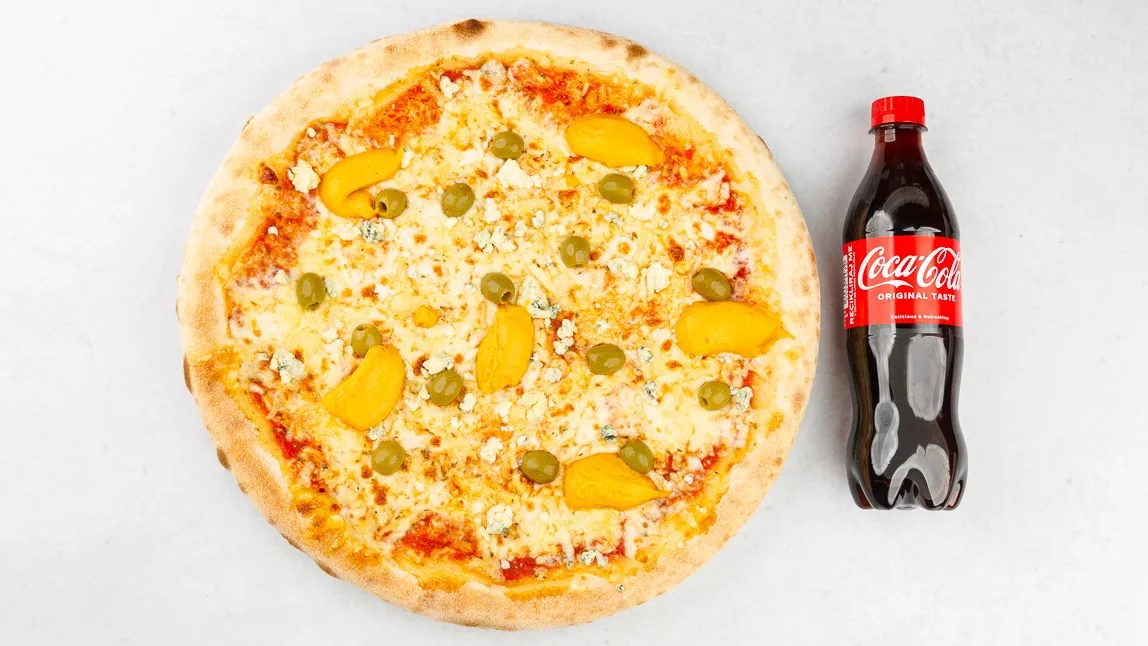 Pizza Sirova in Coca-Cola 0.5 l