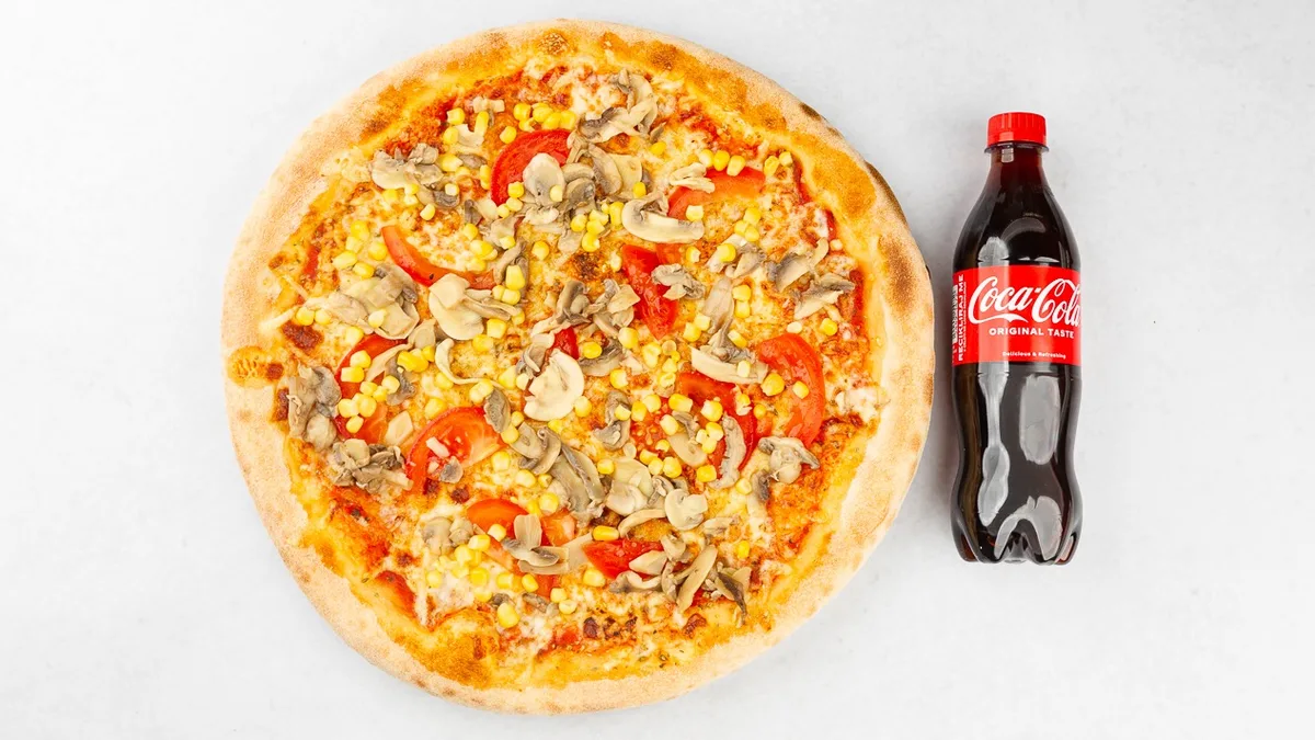 Pizza Vegetarijanska in Coca-Cola 0.5 l