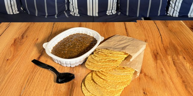 salsa roja + chips