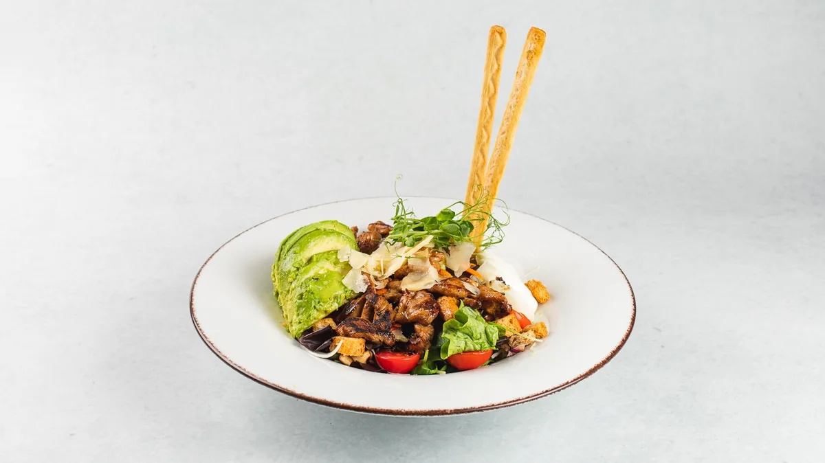 Salata pollo Mediteranei