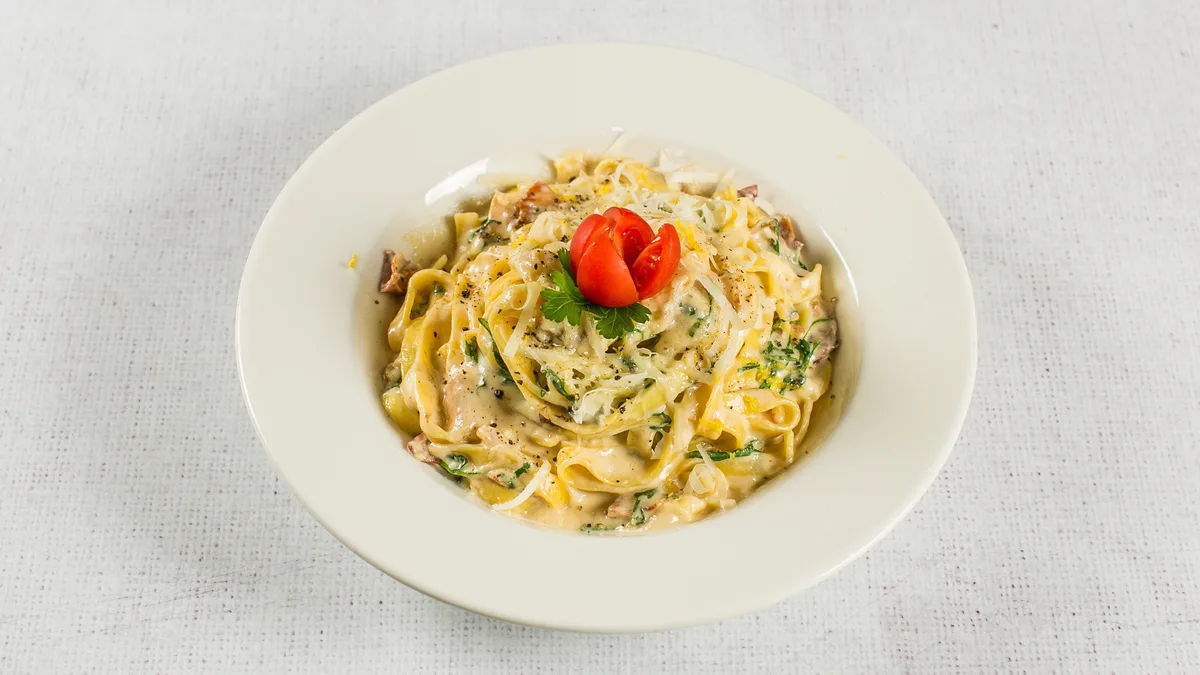 Tagliatelle prosciutto cherry
