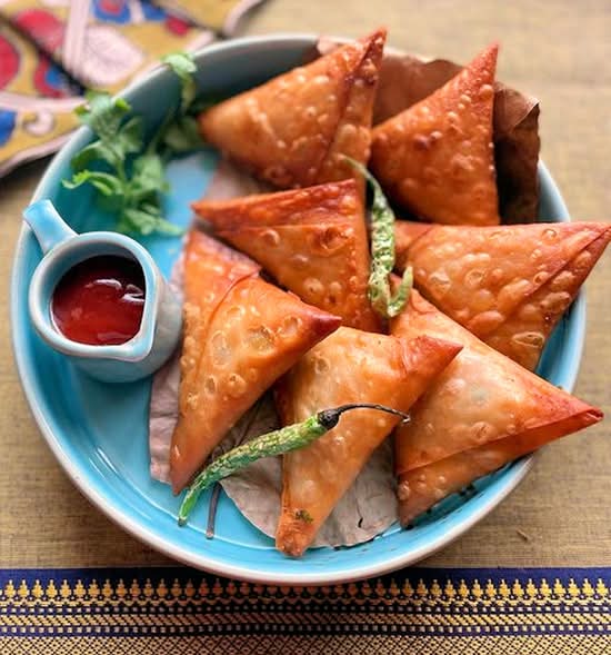 Hyderabad Onion Samosa (4pc)