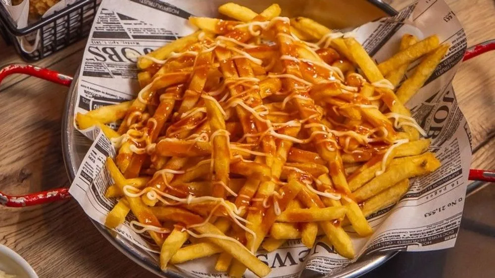Pommes mit bbq sauce