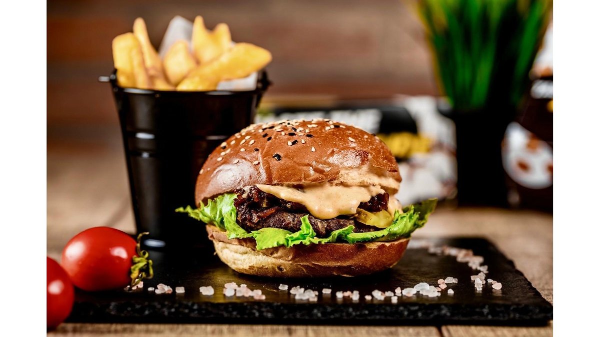 Burger Kasekrainer Black Angus și cartofi Fry`n Dip