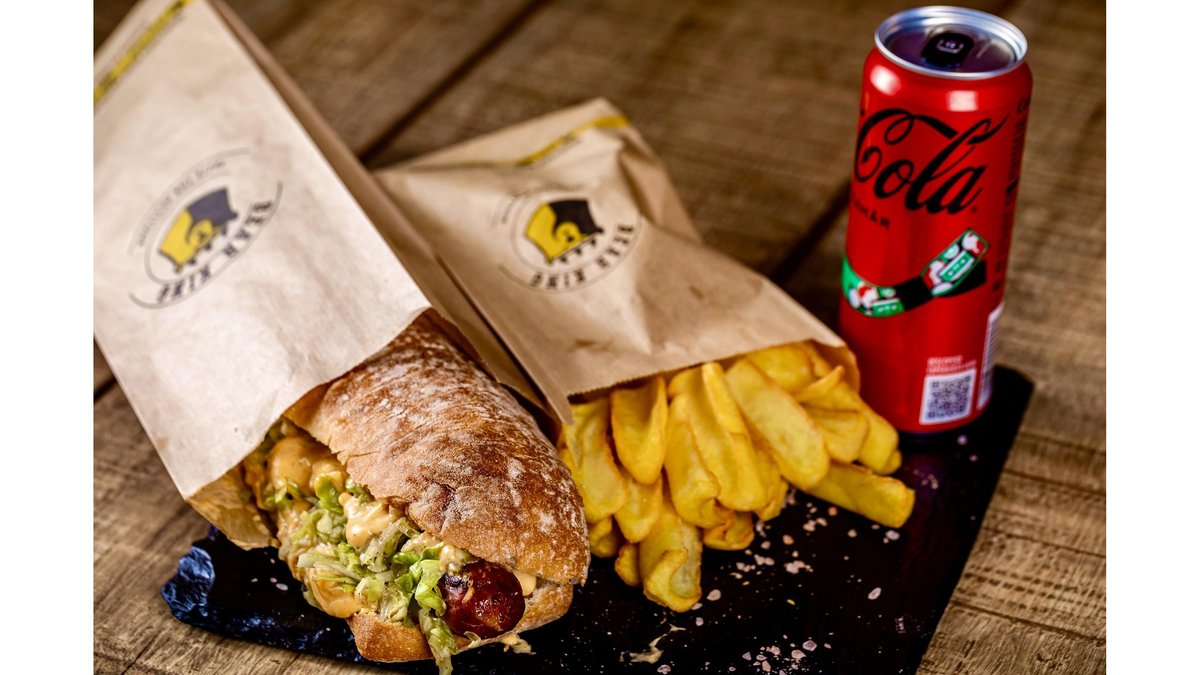 Meniu Kasekrainer Wurstmania Wurstger and cartofi fry`n dip and Coca-Cola
