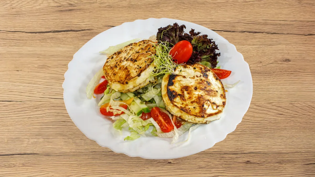 Grillezett füstölt mozzarella sajt kerti salátaágyon