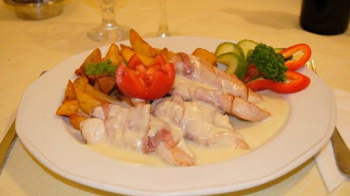Baconos csirkemellcsíkok füstölt sajt mártással, steak burgonyával