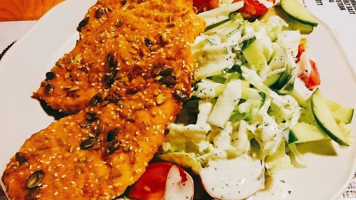 Magvas bundás jércemell vegyes salátaágyon kapros, joghurtos öntettel