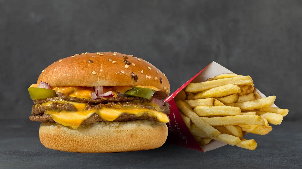 Csípős Triple Smashed burger választható krumplival