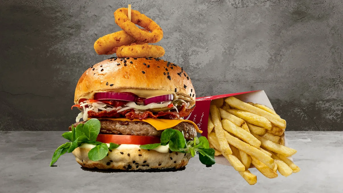 Magyaros burger választható krumplival