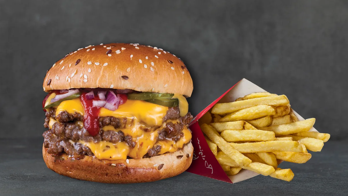 Triple Smashed burger választható krumplival