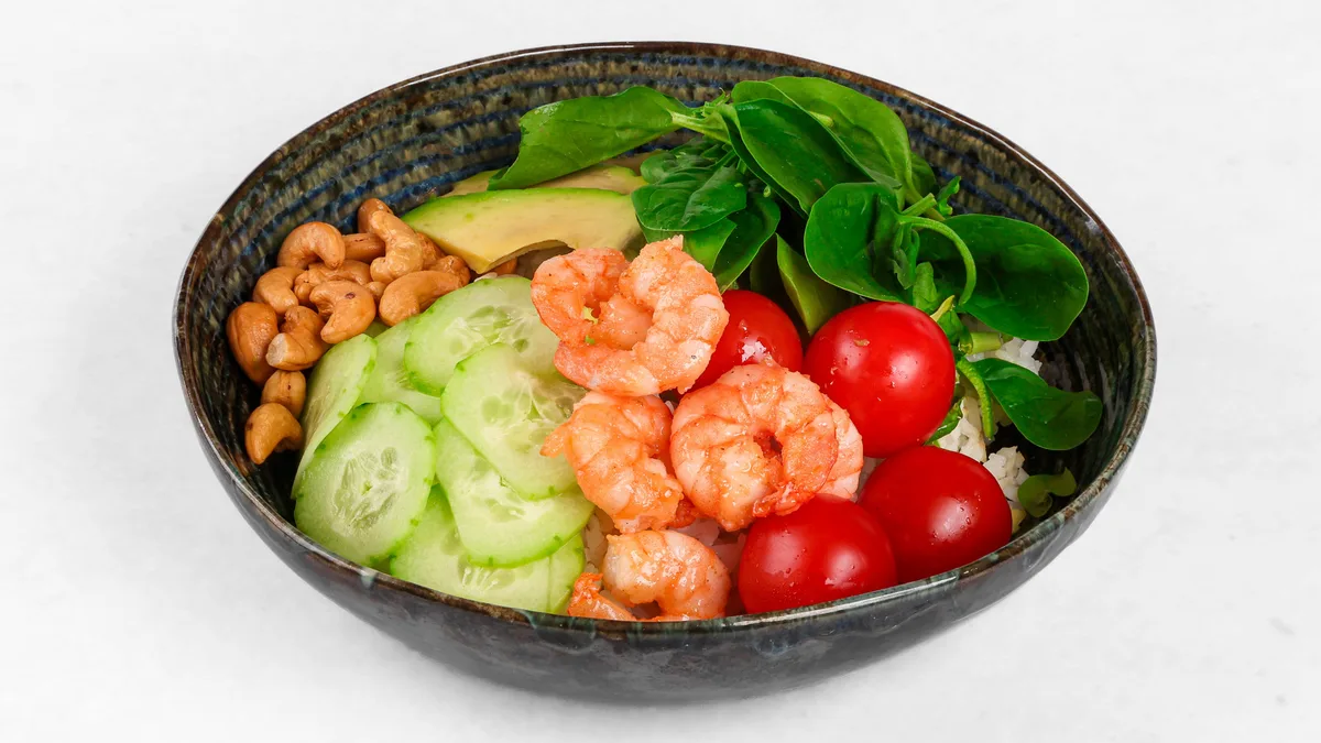 Bowl z rakci in indijskimi oreščki