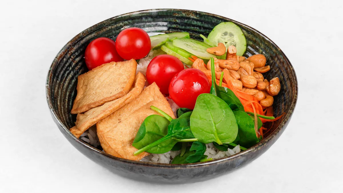 Tofu bowl z indijskimi oreščki