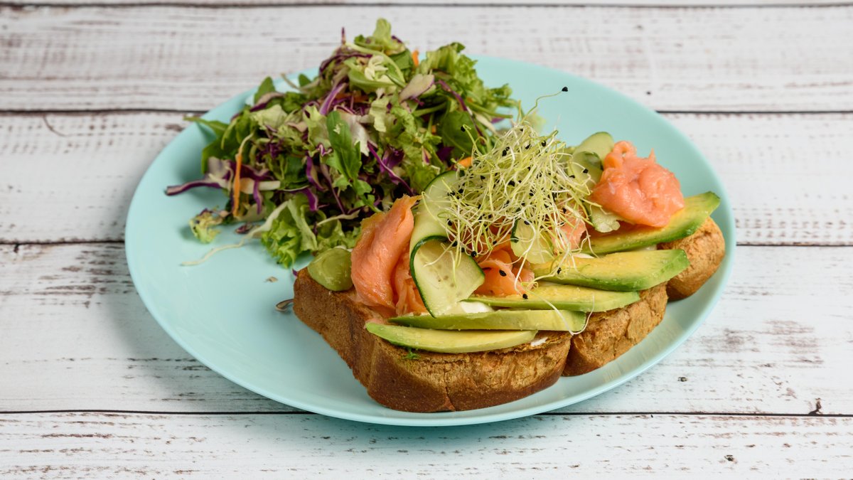 Avocado Τoast Σολομό ή Prosciutto