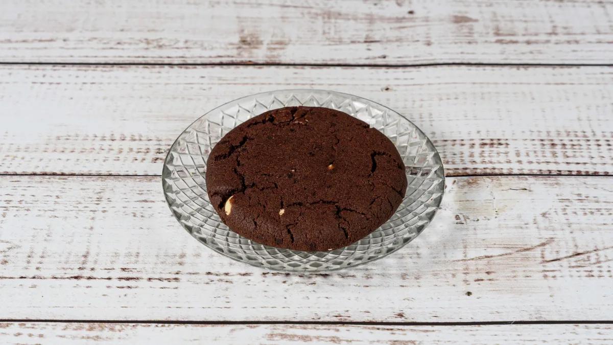 Extra black Chocolate  Cookie με ανθό αλατιού