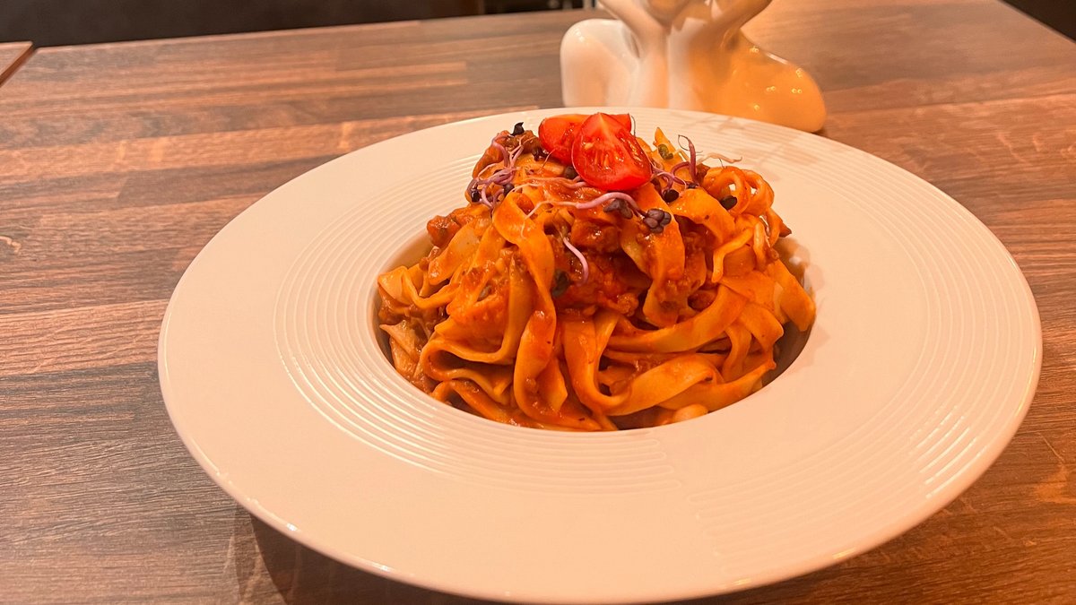 Bolognai tagliatelle parmezánsajt-forgáccsal