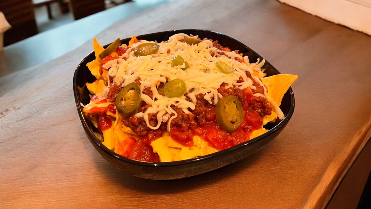 Nachos tál marhahússal, cheddar sajttal és jalapeno paprikával