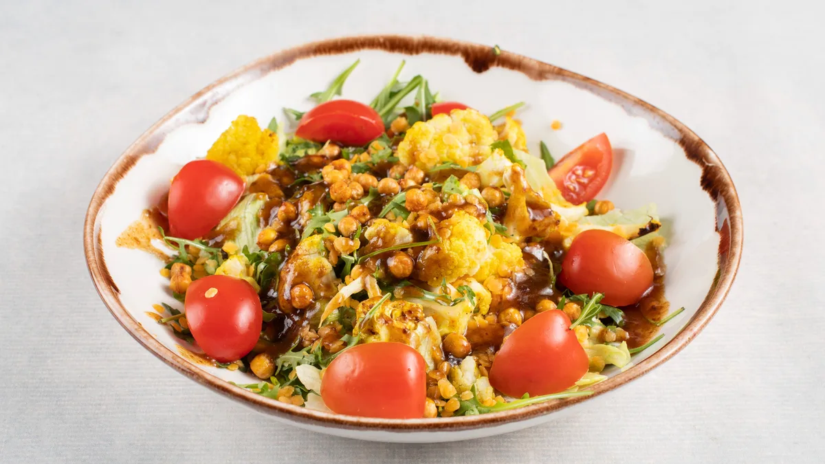 Salata sa golden karfiolom