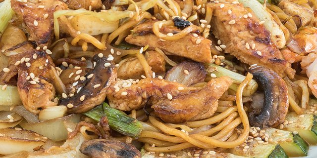 Yakisoba Noodles w/ Chicken