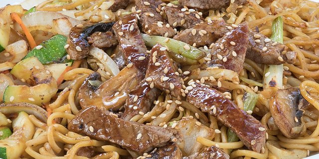 Yakisoba Noodles w/ Steak