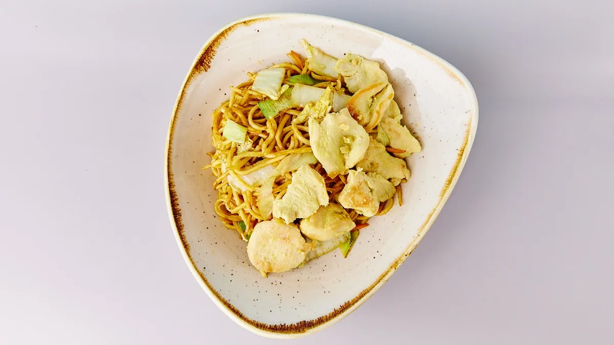 18.1 Mi Xao Nudeln mit Hähnchen