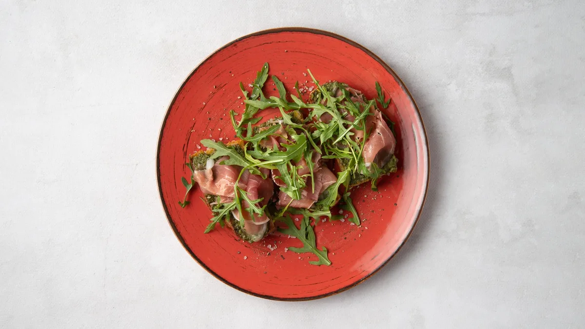 Bruschetta z czerwonym pesto i prosciutto