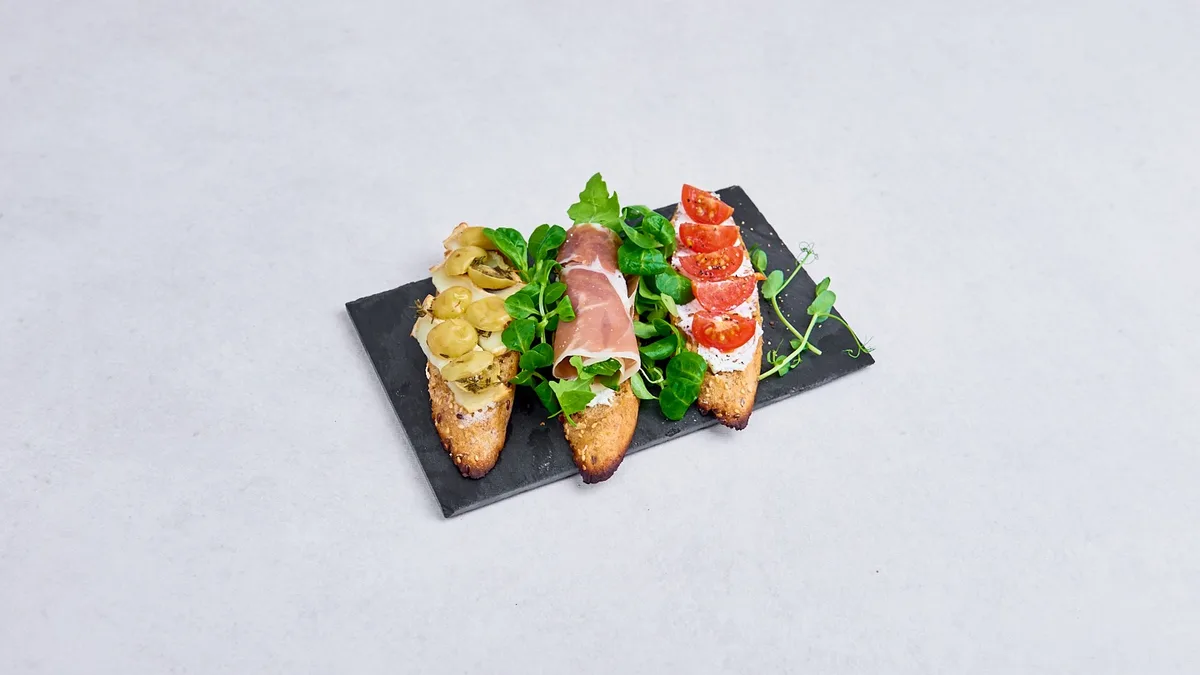 Bruschetta z gruszką i gorgonzolą