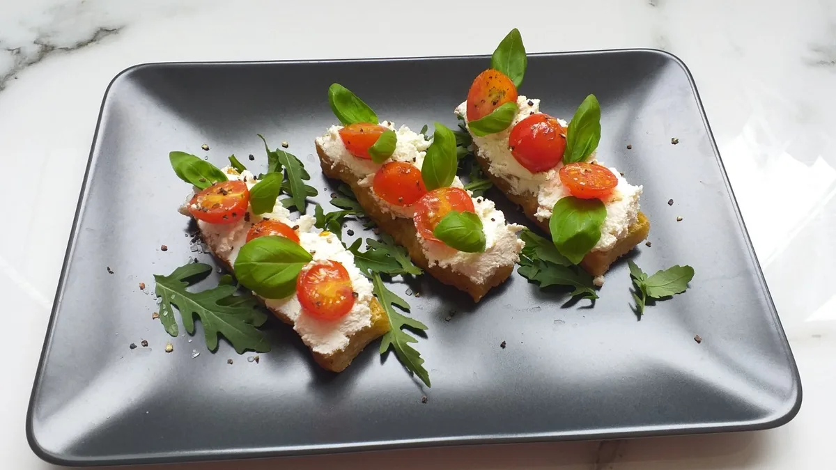 Bruschetta z ricottą i pomidorkami