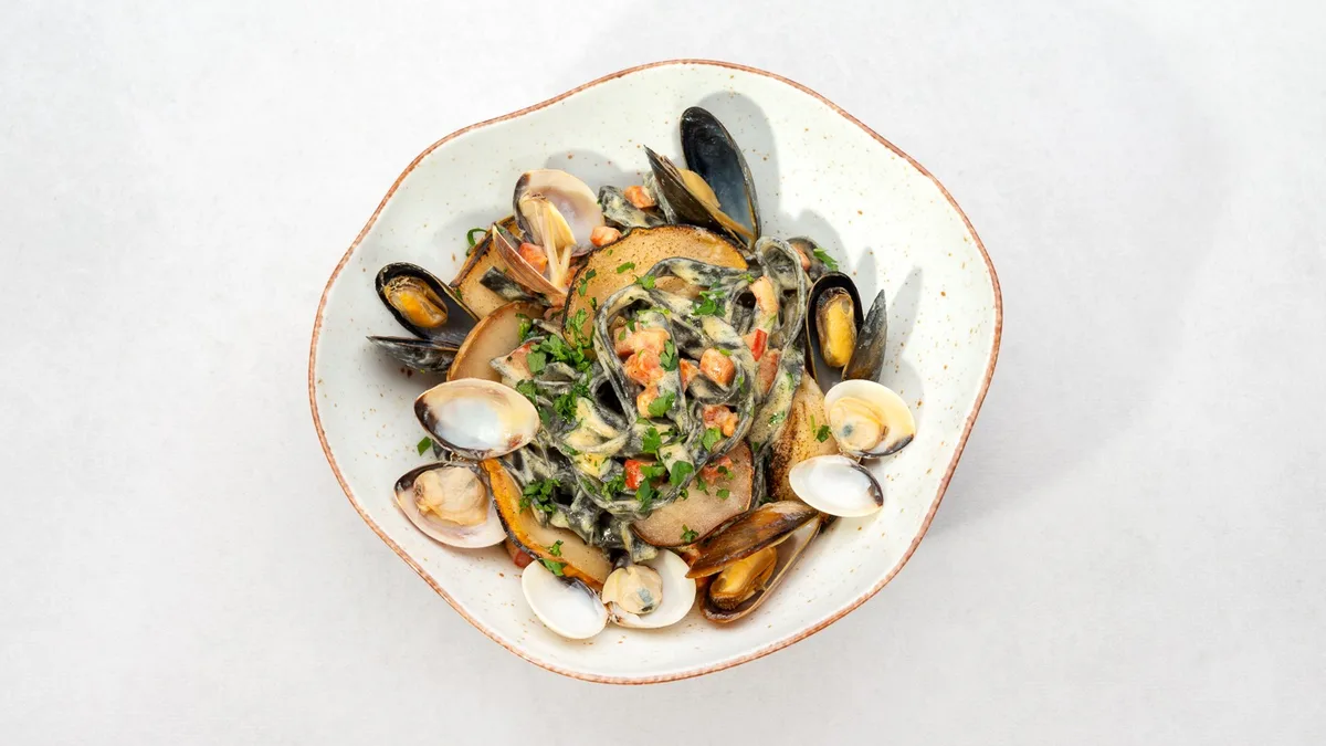 Linguine Al Nero di Sepia z owocami morza