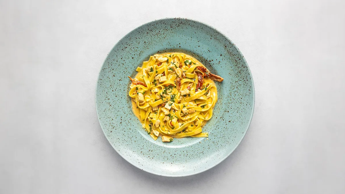 Makaron tagliatelle z czerwonym pesto