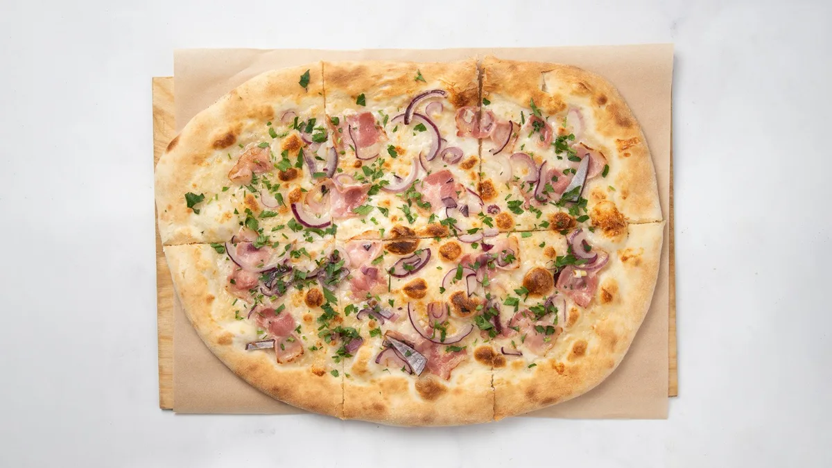 Pizza parmezanowa z boczkiem 33 cm.