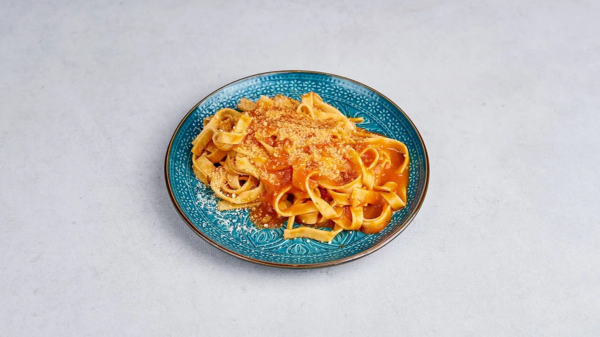 Tagliatelle z pomidorami